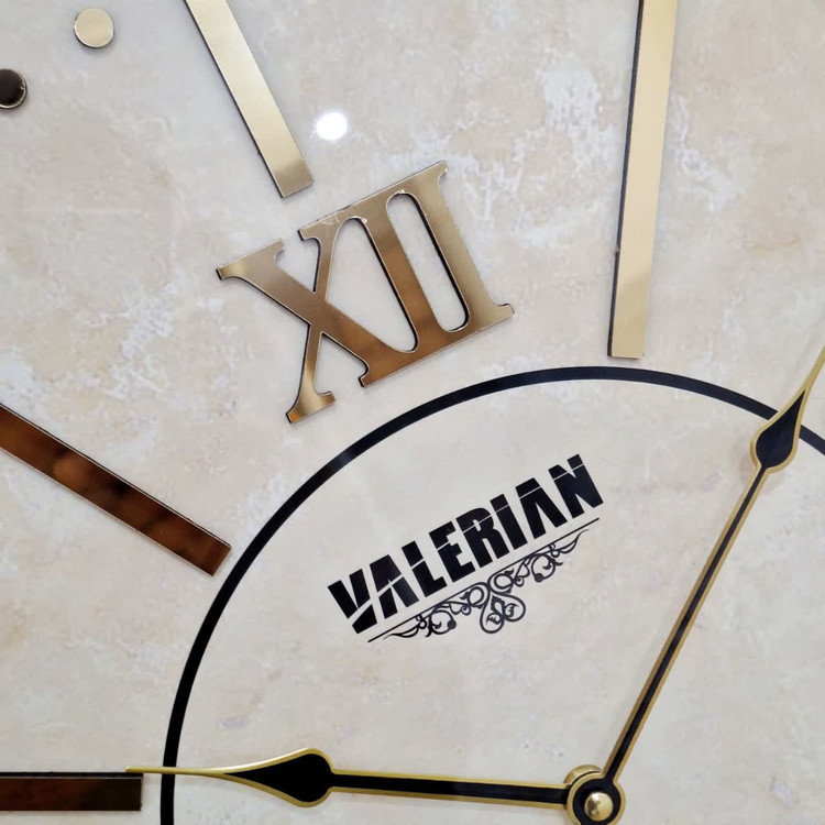 ساعت دیواری والرین قهوهای داخل کرم 70 سانتیمتری با اعداد رومی از نمای نزدیک تر