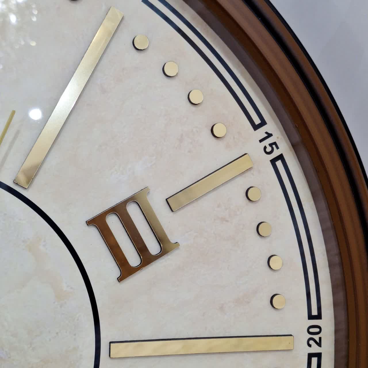 ساعت دیواری والرین قهوه‌ای داخل کرم 70 سانتی‌متری با اعداد رومی از نمای راست