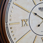 ساعت دیواری والرین قهوهای داخل کرم 70 سانتیمتری با اعداد رومی از نمای چپ