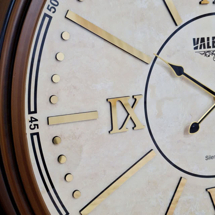 ساعت دیواری والرین قهوهای داخل کرم 70 سانتیمتری با اعداد رومی از نمای چپ