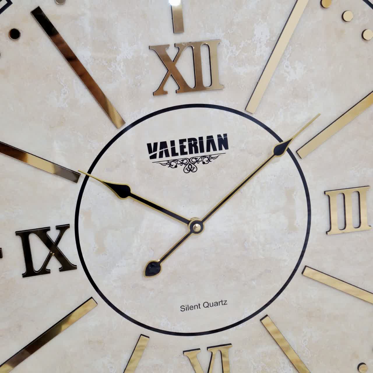 ساعت دیواری والرین قهوه‌ای داخل کرم 70 سانتی‌متری با اعداد رومی از نمای نزدیک