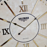 ساعت دیواری والرین قهوهای داخل کرم 70 سانتیمتری با اعداد رومی از نمای نزدیک