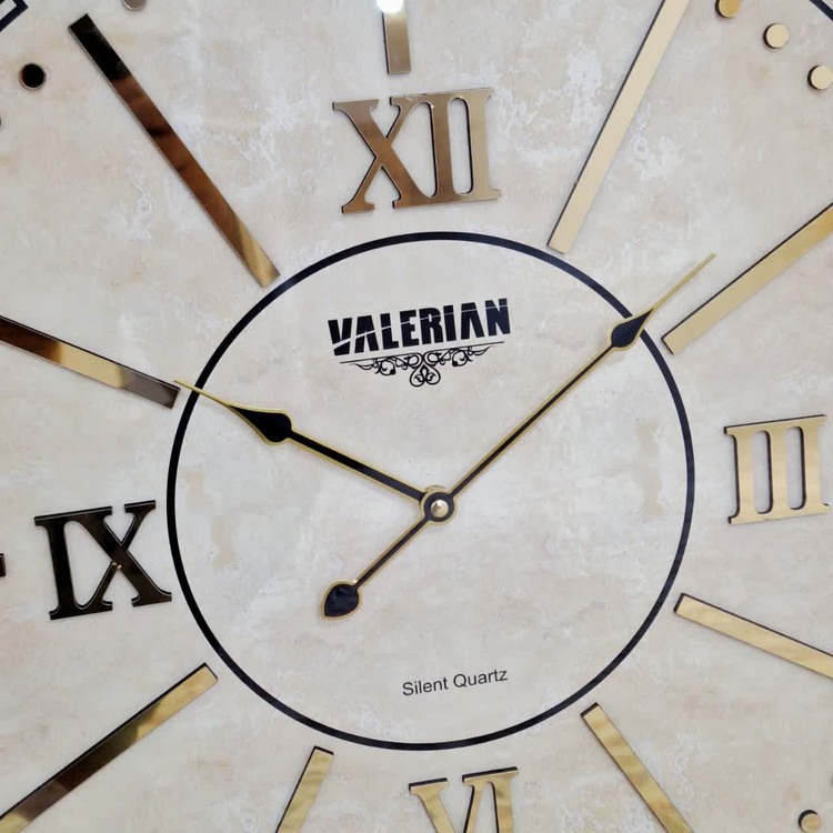 ساعت دیواری والرین قهوهای داخل کرم 70 سانتیمتری با اعداد رومی از نمای نزدیک