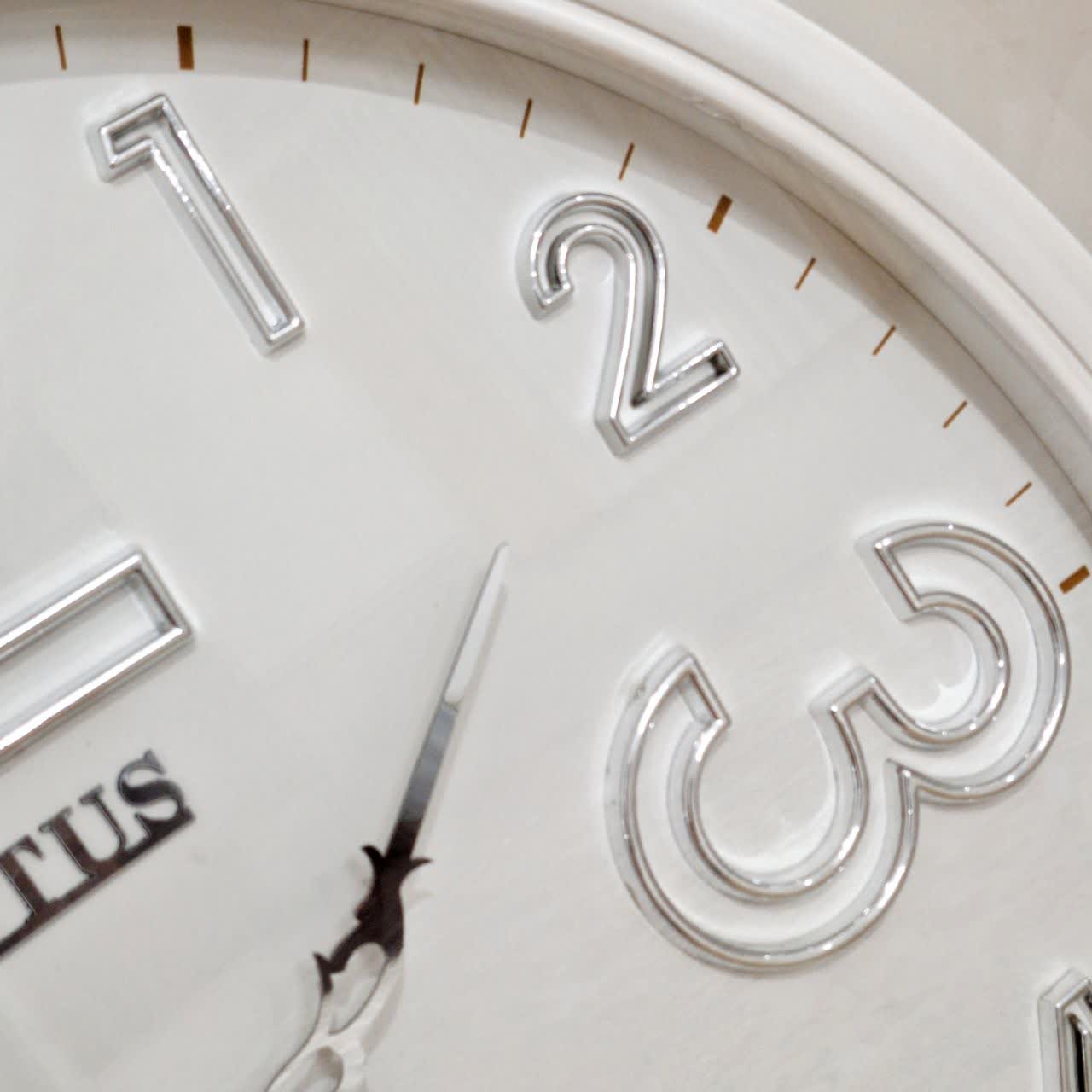 ساعت دیواری لوتوس سفید صدفی 65 سانتی‌متری از نمای دیگر