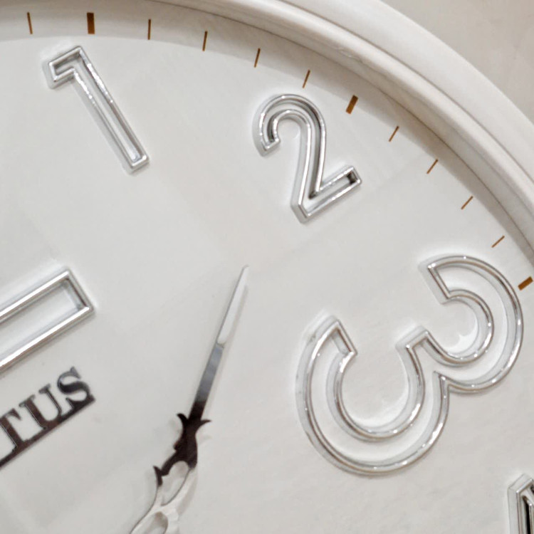 ساعت دیواری لوتوس سفید صدفی 65 سانتیمتری از نمای دیگر