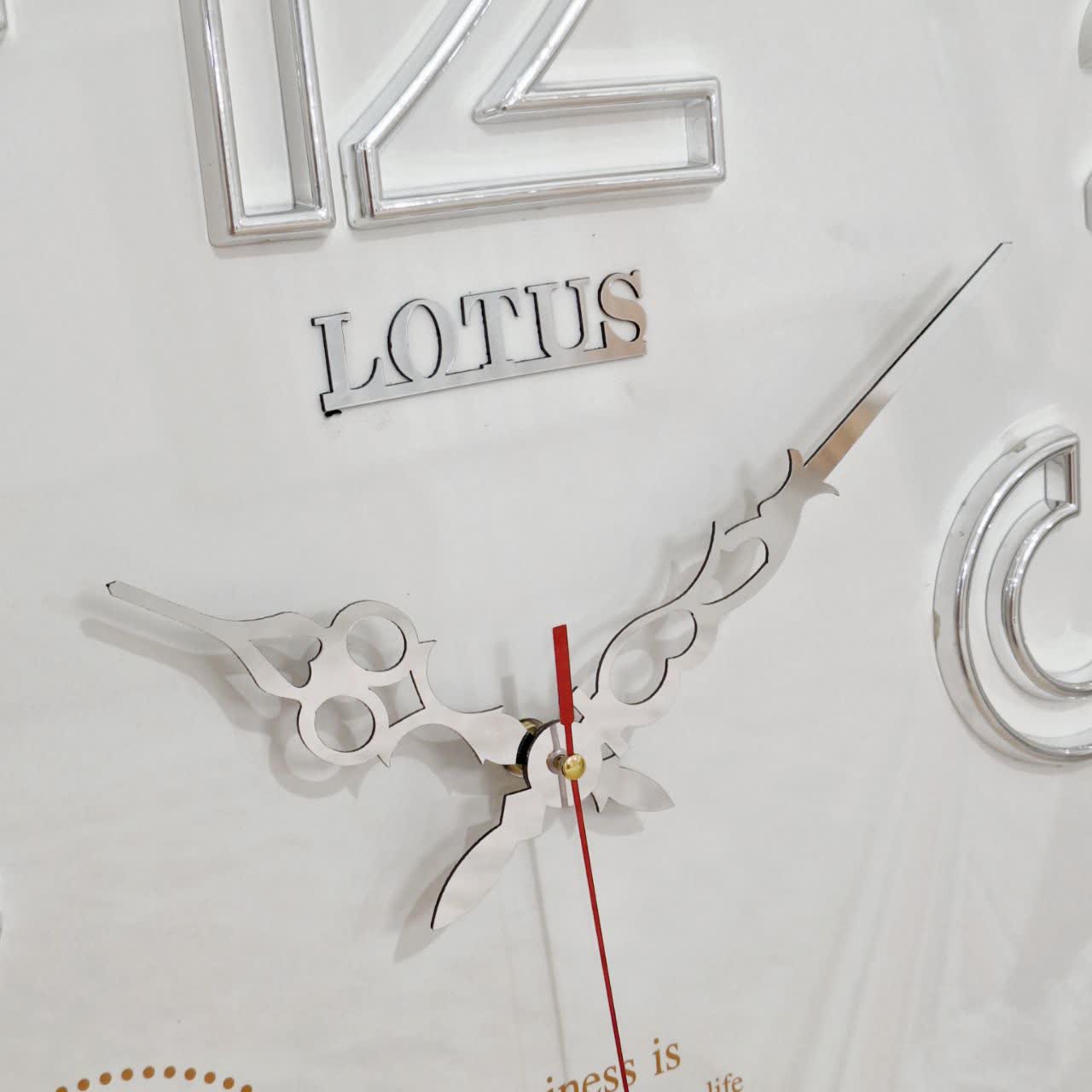 ساعت دیواری لوتوس سفید صدفی 65 سانتی‌متری از نمای نزدیک