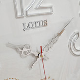 ساعت دیواری لوتوس سفید صدفی 65 سانتیمتری از نمای نزدیک