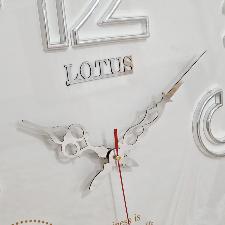 ساعت دیواری لوتوس سفید صدفی 65 سانتیمتری از نمای نزدیک