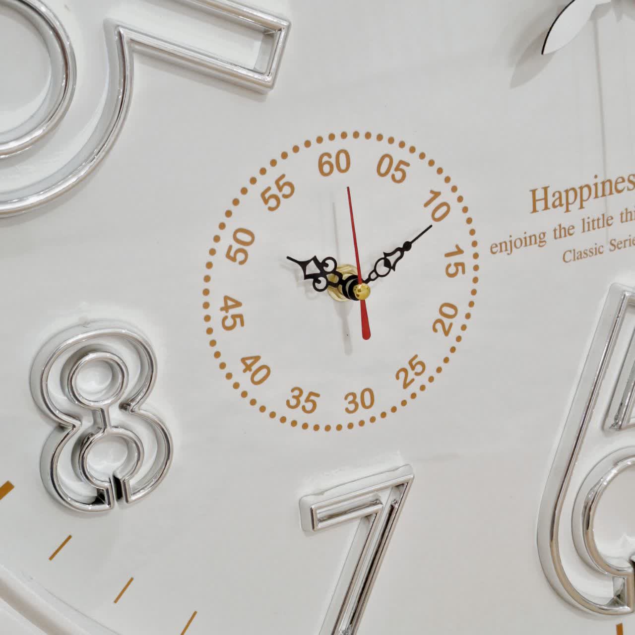 ساعت دیواری لوتوس سفید صدفی 65 سانتی‌متری از نمای نزدیک تر