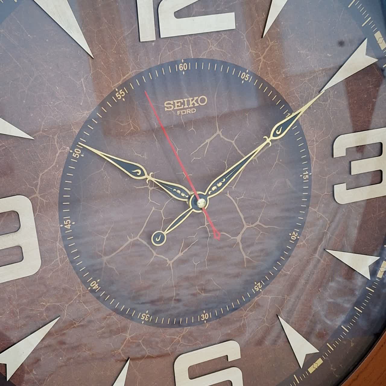 ساعت دیواری سیکو چوبی قهوه‌ای 60 سانتی‌ از نمای نزدیک