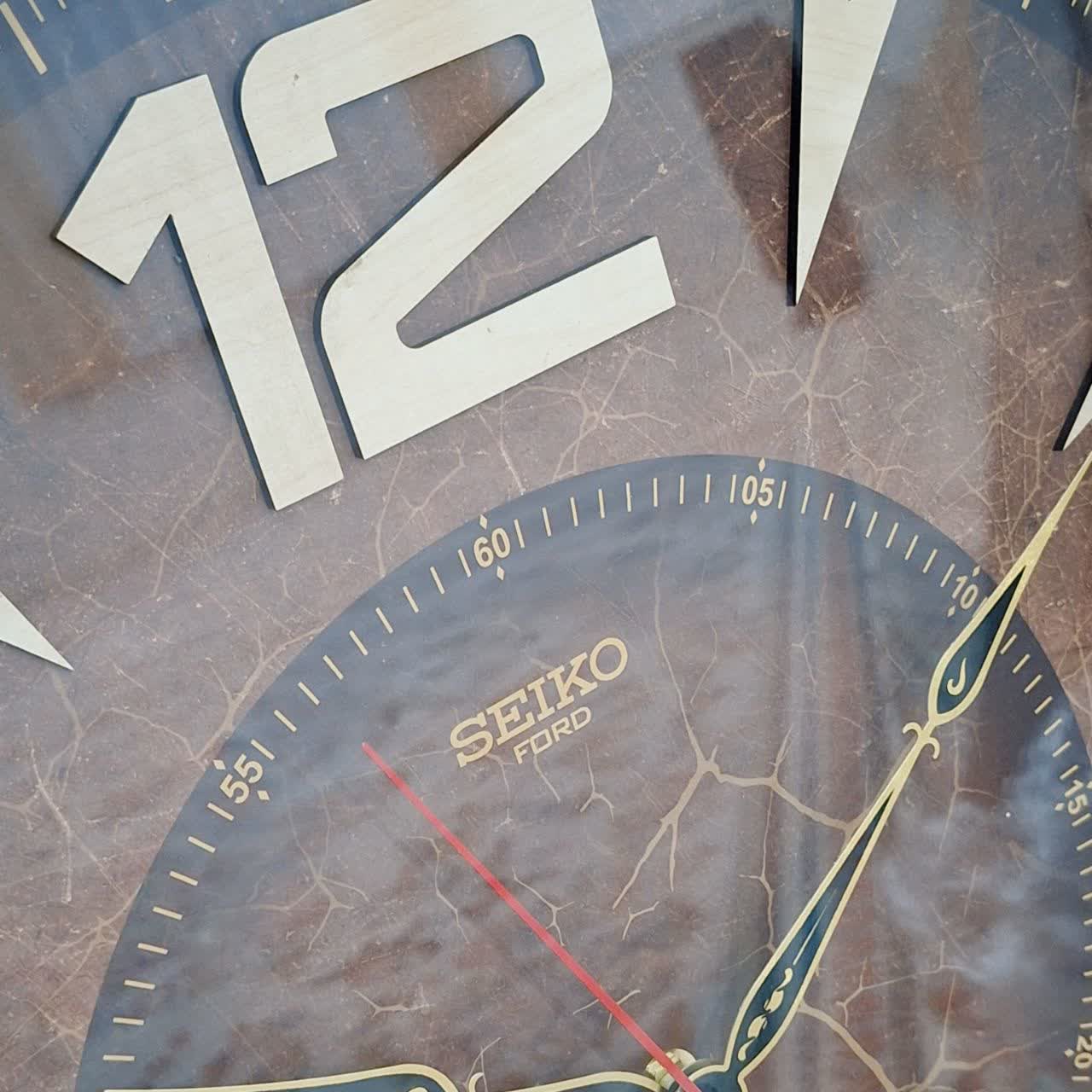 ساعت دیواری سیکو چوبی قهوه‌ای 60 سانتی‌ از نمای دیگر