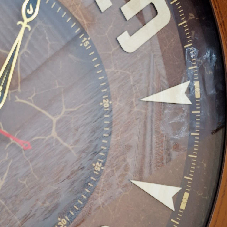 ساعت دیواری سیکو چوبی قهوهای 60 سانتی از نمای بغل