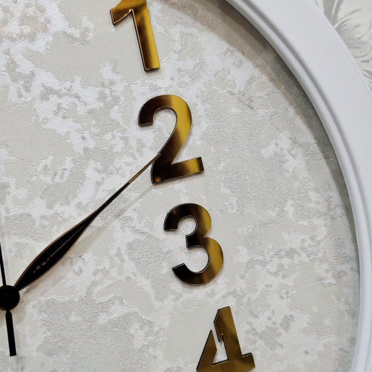 ساعت دیواری والار سفید 60 سانتیمتری با اعداد مدرن از نمای نزدیک