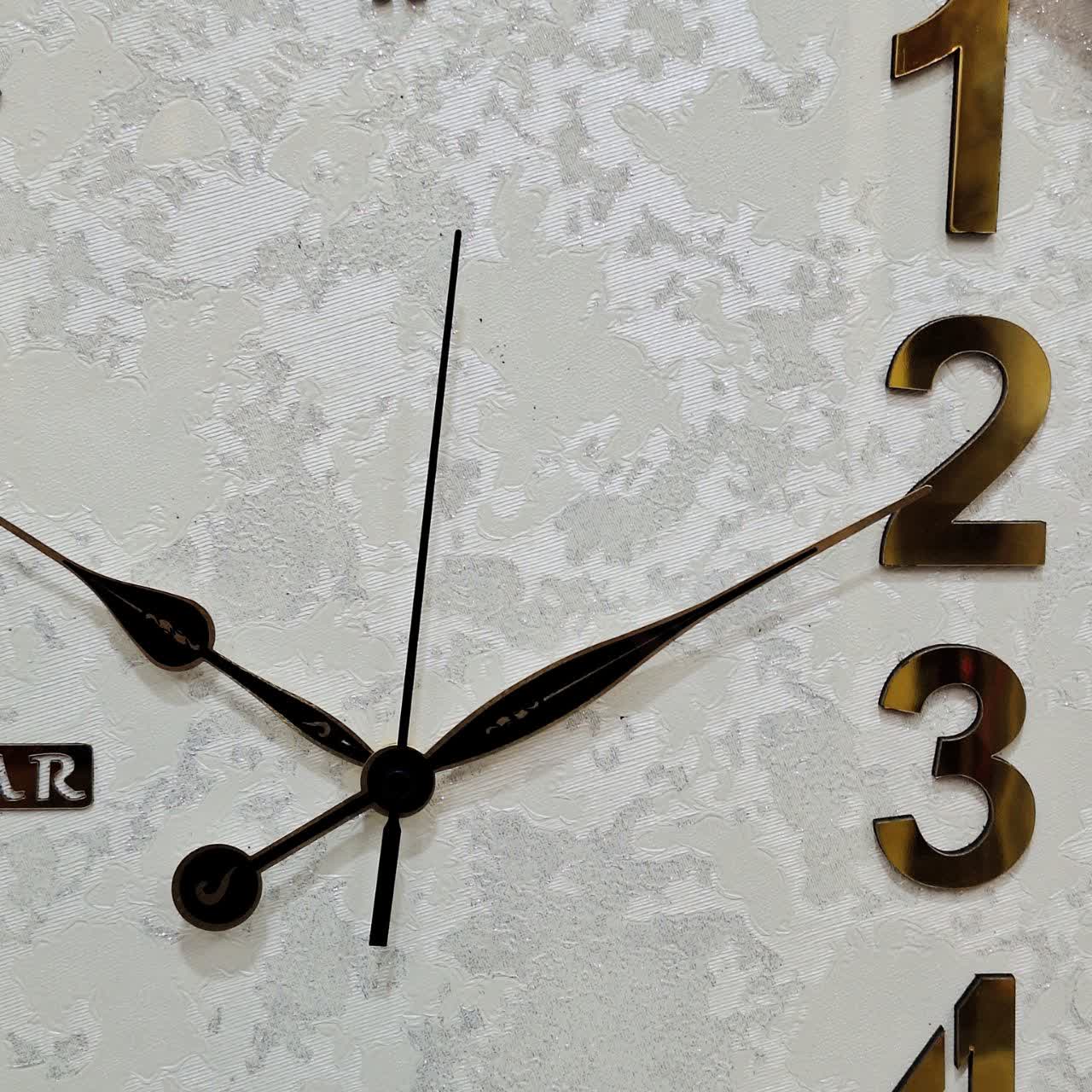 ساعت دیواری والار سفید 60 سانتی‌متری با اعداد مدرن از نمای نزدیک عقربه