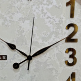 ساعت دیواری والار سفید 60 سانتیمتری با اعداد مدرن از نمای نزدیک عقربه