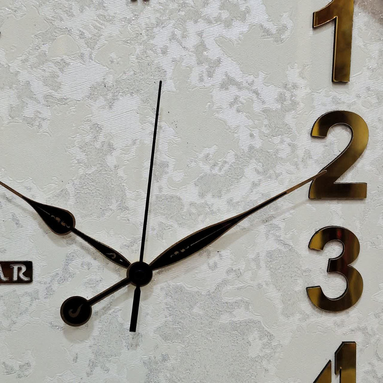 ساعت دیواری والار سفید 60 سانتیمتری با اعداد مدرن از نمای نزدیک عقربه