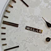 ساعت دیواری والار سفید 60 سانتیمتری با اعداد مدرن ترکیبی طلایی برجسته همراه با 2 سال ضمانت