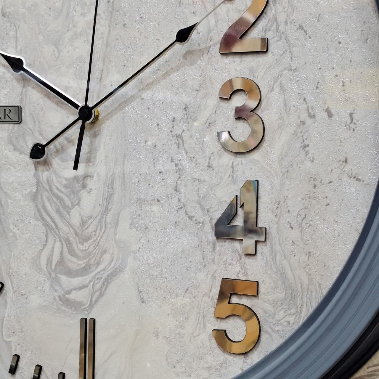 ساعت دیواری والار طوسی 60 سانتی‌متر از نمای نزدیک تر