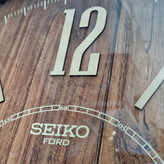 ساعت دیواری چوبی قهوه ای سیکو از نمای دیگر