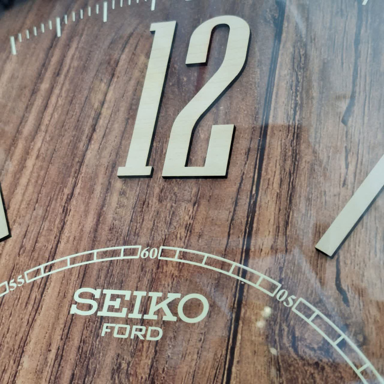 ساعت دیواری چوبی قهوه ای سیکو از نمای دیگر