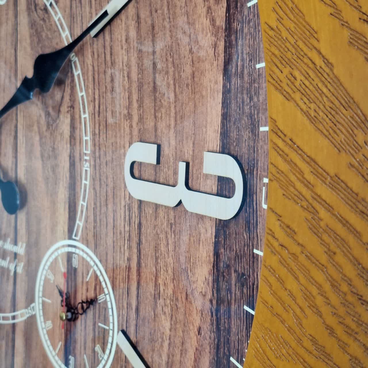 ساعت دیواری چوبی قهوه ای سیکو از نمای نزدیک تر