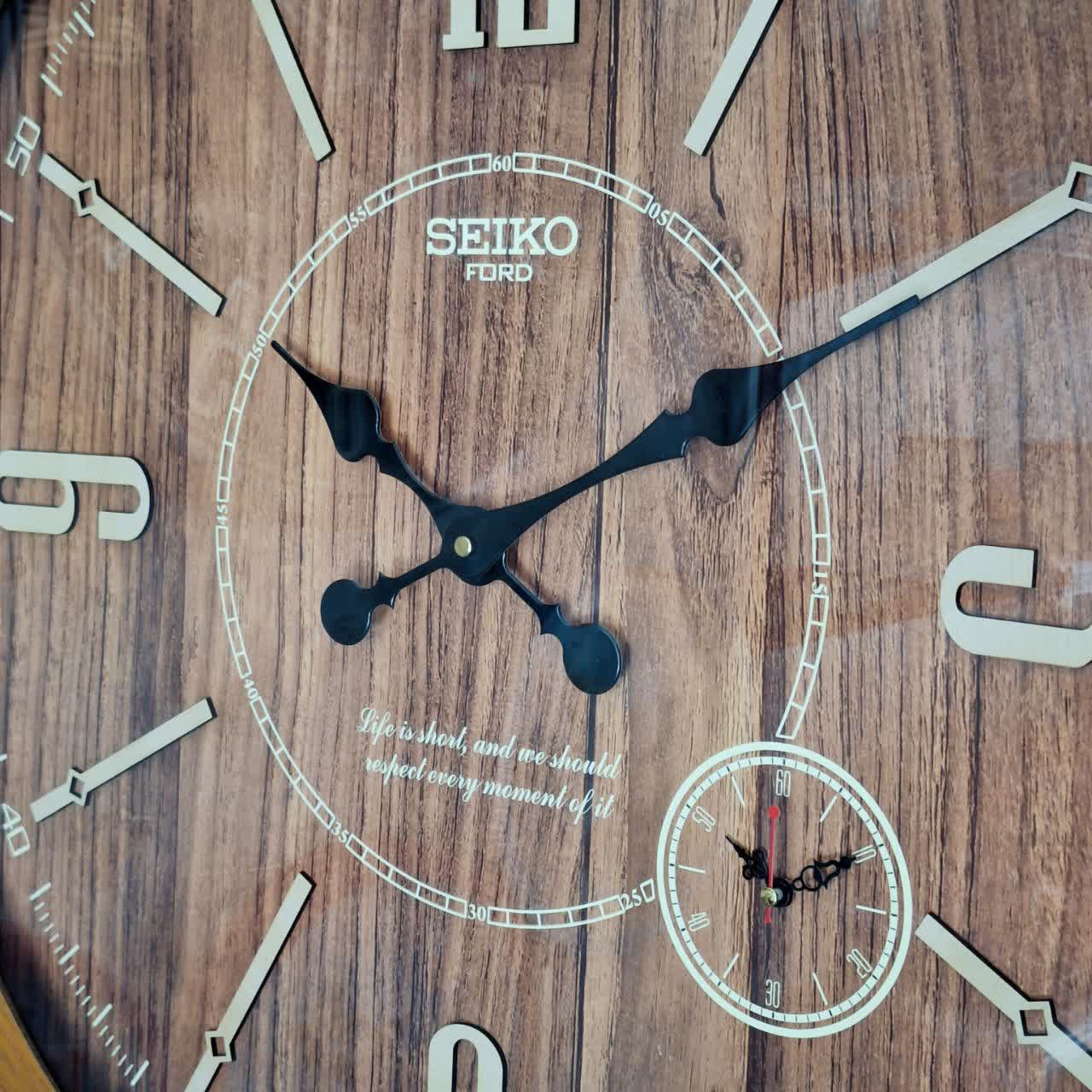 ساعت دیواری چوبی قهوه ای سیکو از نمای نزدیک