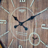 ساعت دیواری چوبی قهوه ای سیکو از نمای نزدیک