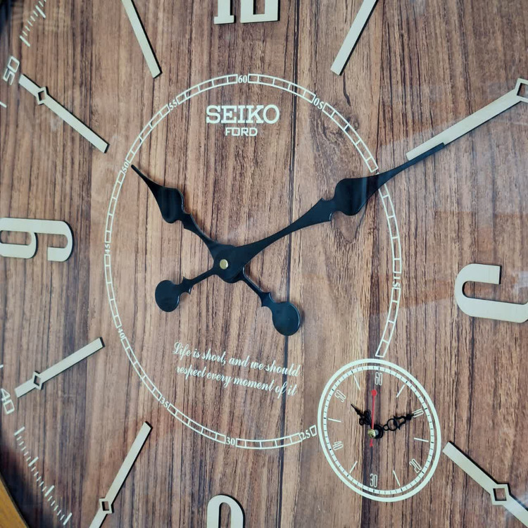 ساعت دیواری چوبی قهوه ای سیکو از نمای نزدیک