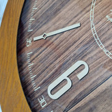 ساعت دیواری چوبی قهوه ای سیکو از نمای نزدیک تری