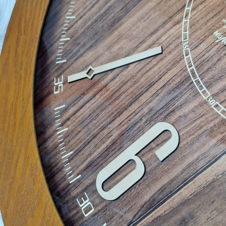 ساعت دیواری چوبی قهوه ای سیکو از نمای نزدیک تری