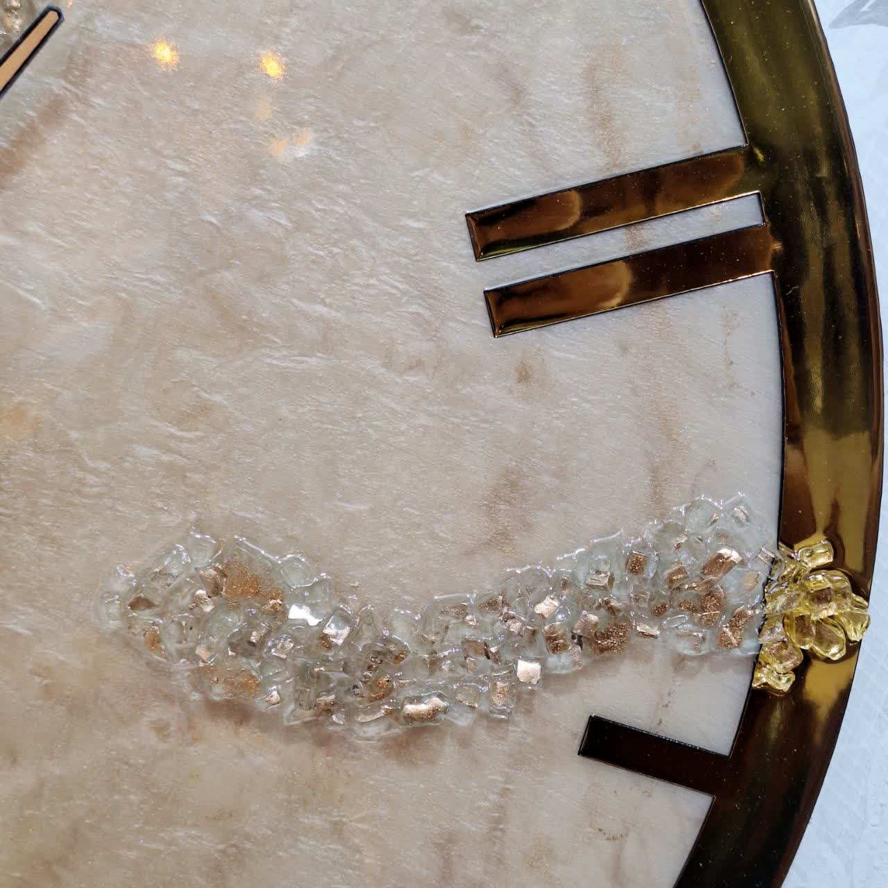 ساعت دیواری رزینی بژ طلایی سایز ۶۰ از نمای نزدیک تر