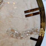 ساعت دیواری رزینی بژ طلایی سایز ۶۰ از نمای نزدیک تر