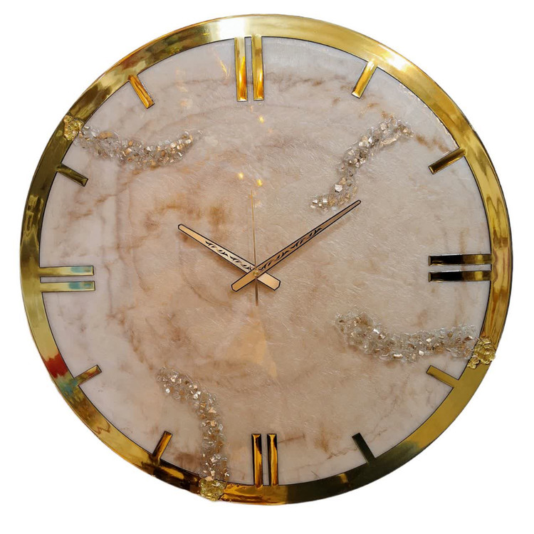 ساعت دیواری رزینی بژ طلایی سایز ۶۰ با اعداد طلایی مدرن و طراحی لوکس