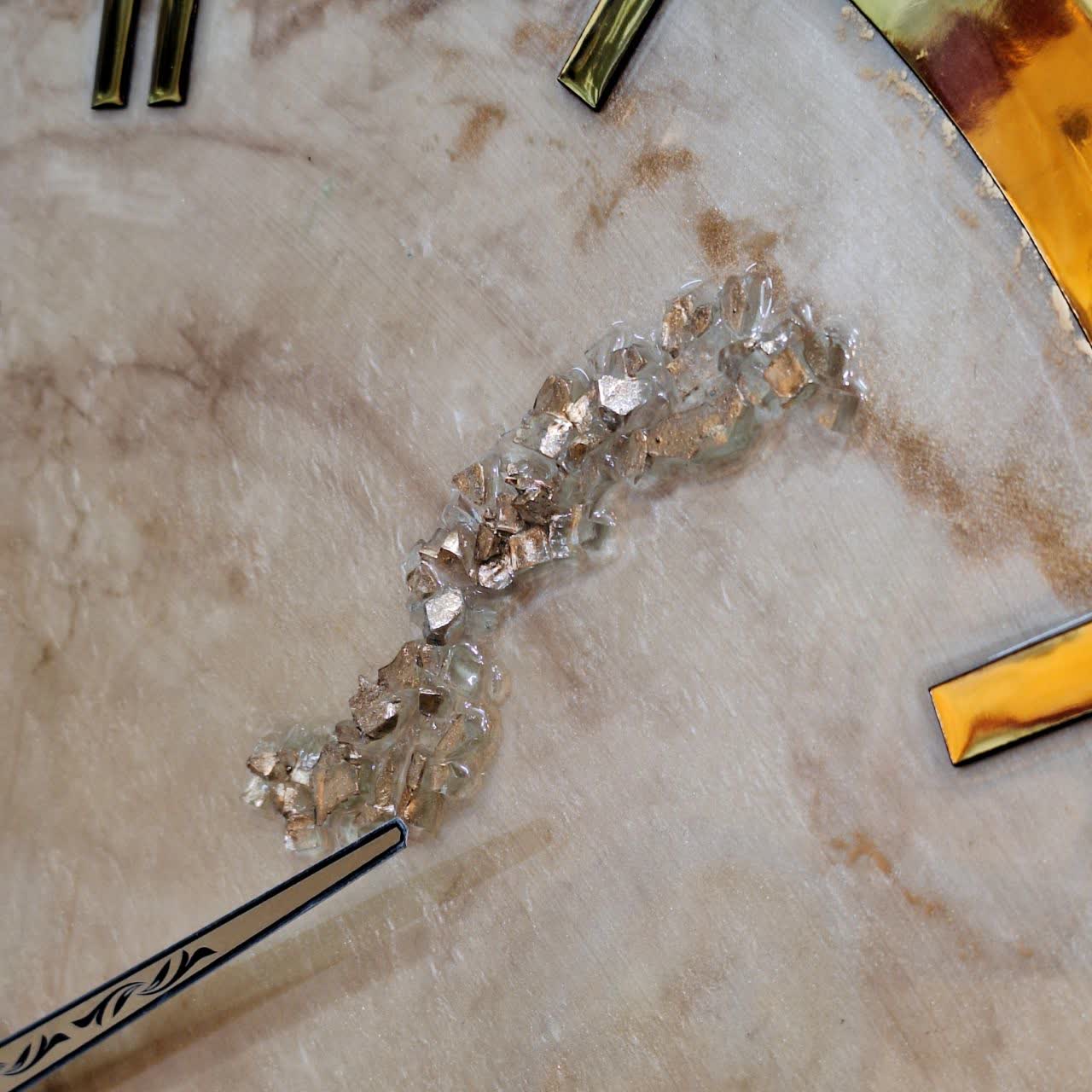 ساعت دیواری رزینی بژ طلایی سایز ۶۰ از نمای دیگر