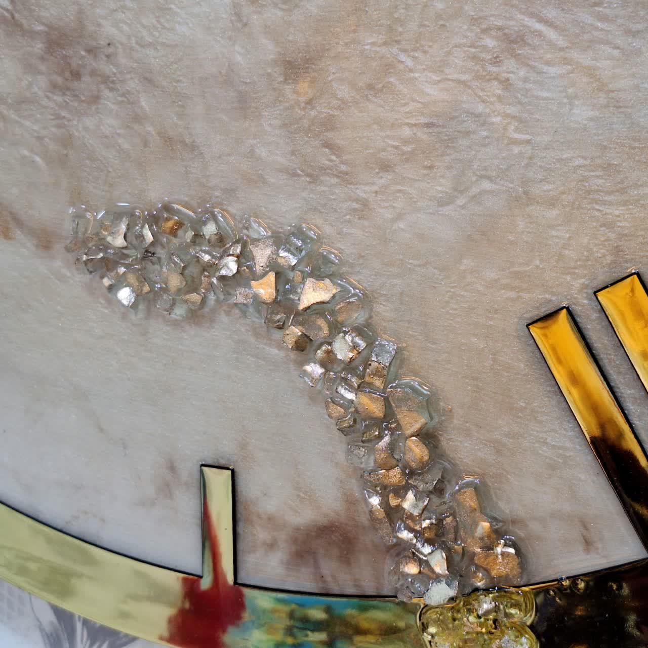 ساعت دیواری رزینی بژ طلایی سایز ۶۰ از نمای پایین