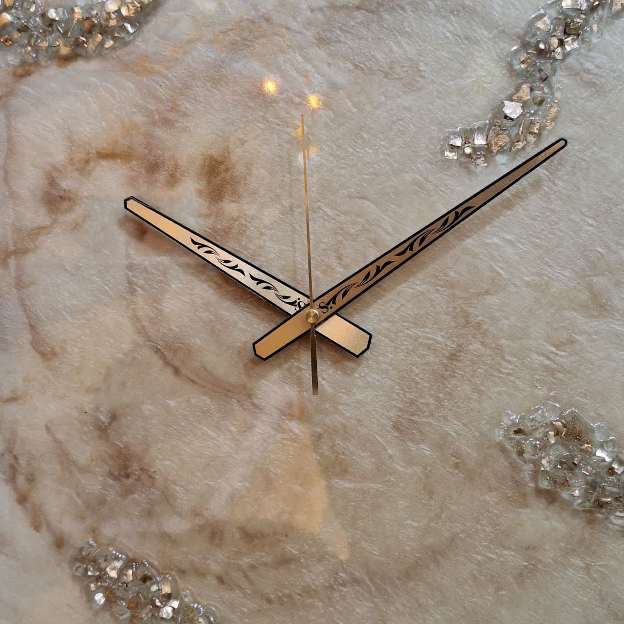 ساعت دیواری رزینی بژ طلایی سایز ۶۰ از نمای نزدیک