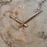 ساعت دیواری رزینی بژ طلایی سایز ۶۰ از نمای نزدیک