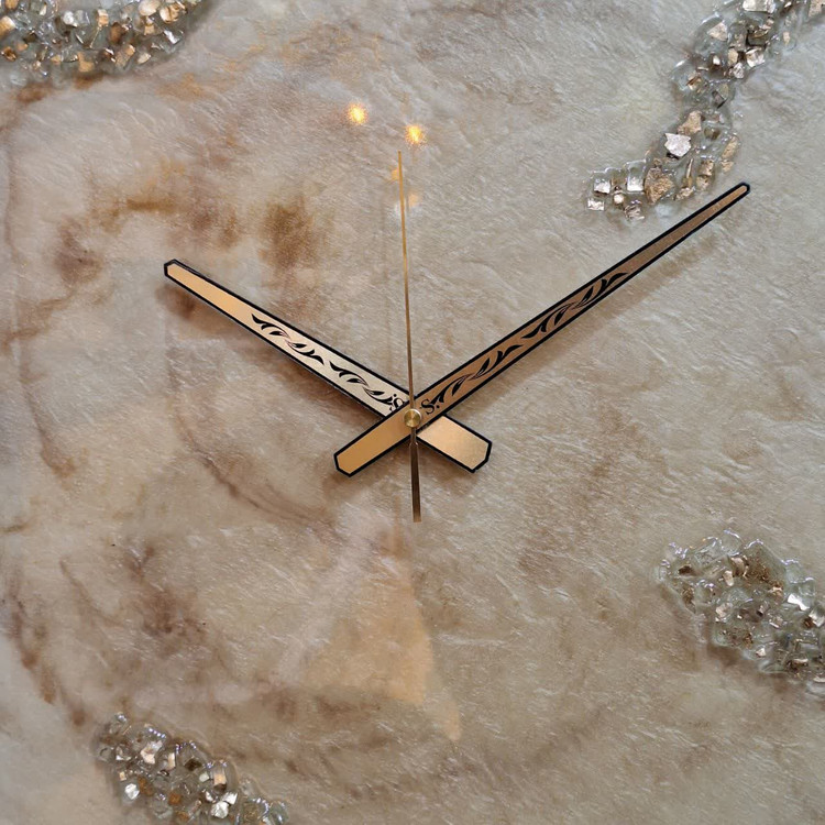 ساعت دیواری رزینی بژ طلایی سایز ۶۰ از نمای نزدیک