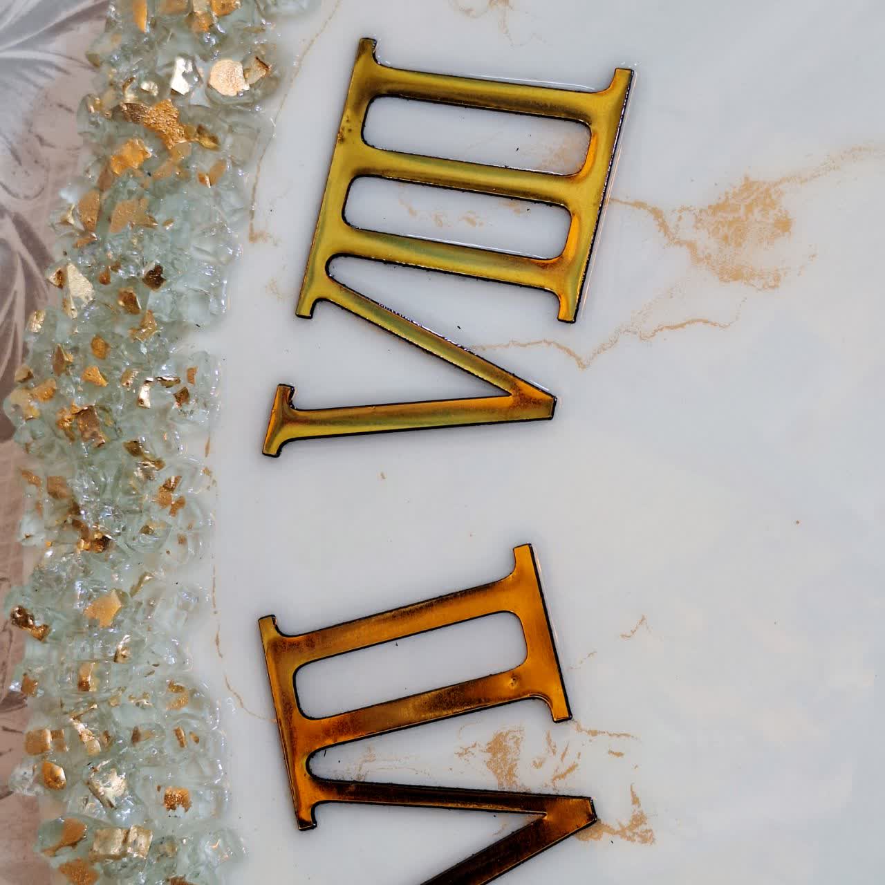 ساعت دیواری رزینی سفید طلایی سایز 60 با اعداد رومی برجسته از نمای نزدیک تر