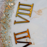 ساعت دیواری رزینی سفید طلایی سایز 60 با اعداد رومی برجسته از نمای نزدیک تر