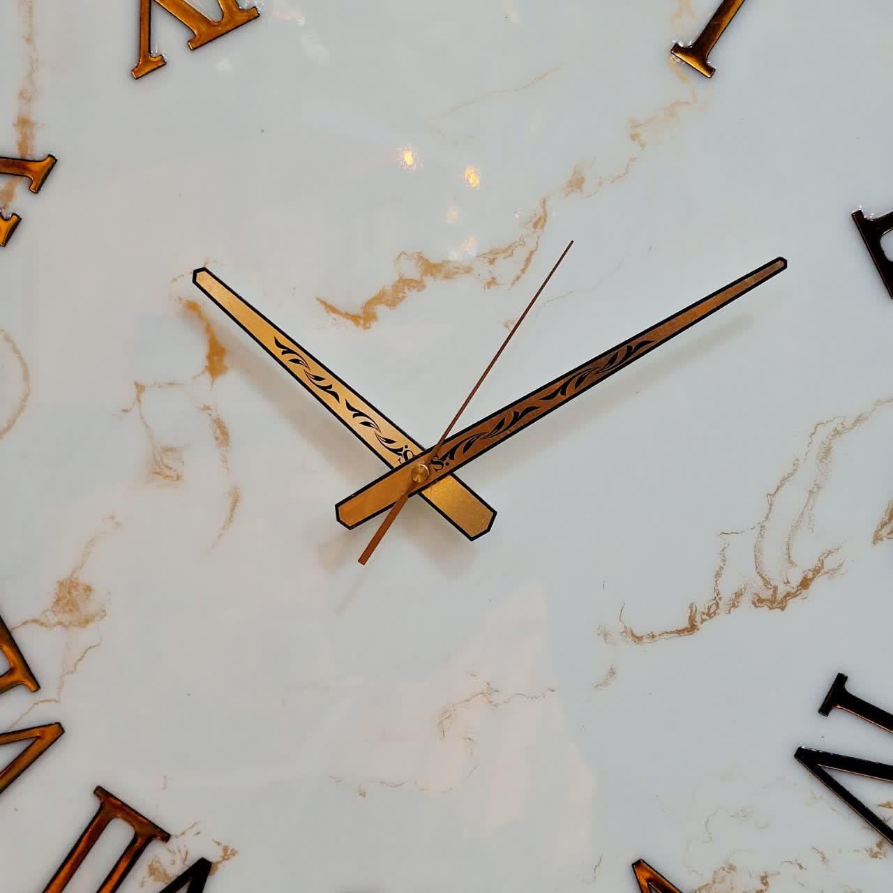 ساعت دیواری رزینی سفید طلایی سایز 60 با اعداد رومی برجسته از نمای نزدیک