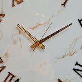 ساعت دیواری رزینی سفید طلایی سایز 60 با اعداد رومی برجسته از نمای نزدیک