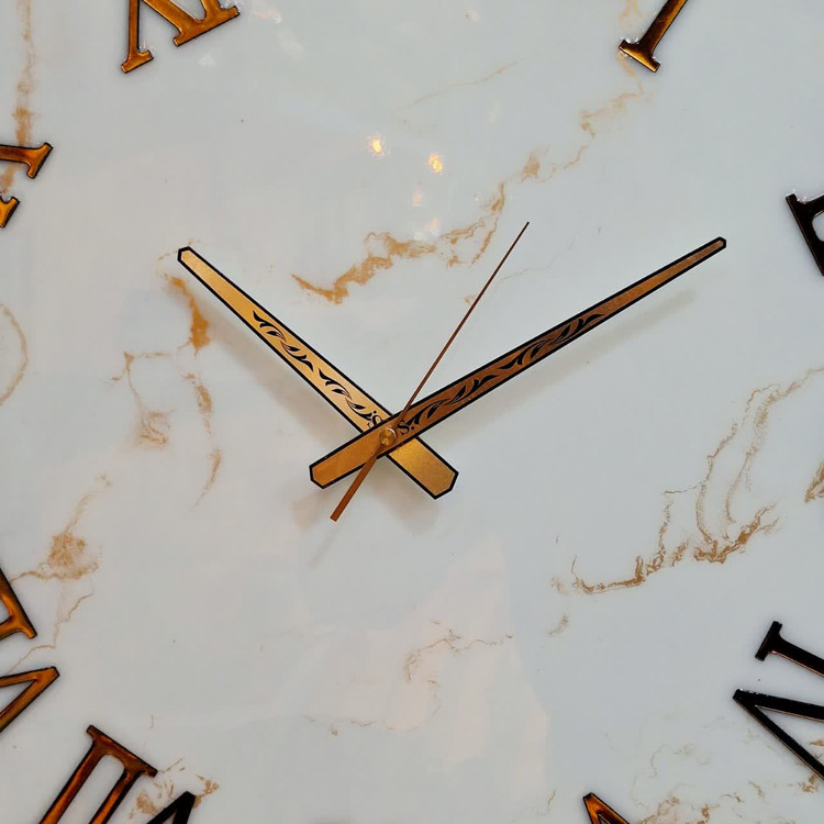 ساعت دیواری رزینی سفید طلایی سایز 60 با اعداد رومی برجسته از نمای نزدیک