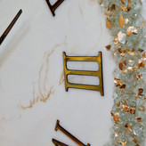 ساعت دیواری رزینی سفید طلایی سایز 60 با اعداد رومی برجسته از نمای دیگر