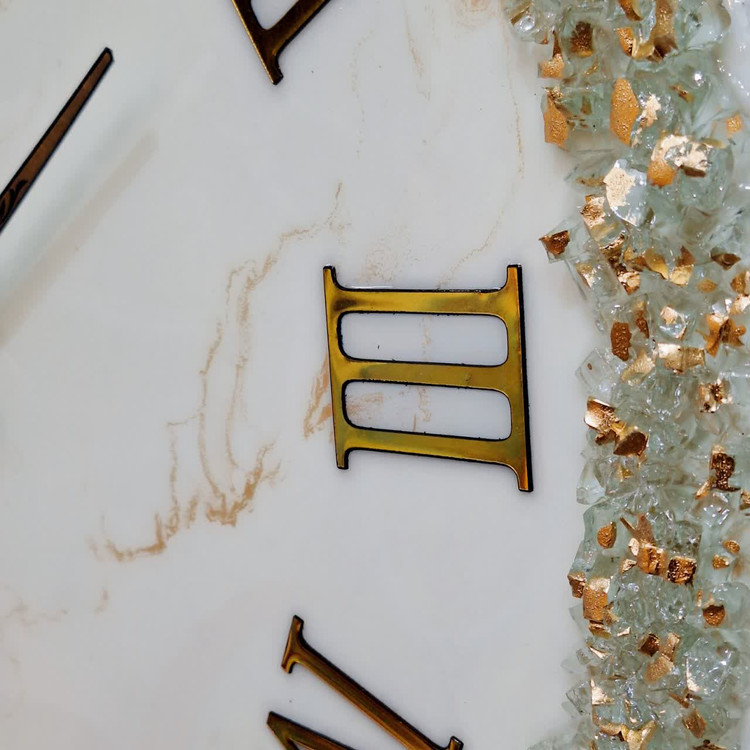 ساعت دیواری رزینی سفید طلایی سایز 60 با اعداد رومی برجسته از نمای دیگر