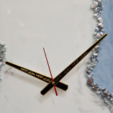 ساعت دیواری رزینی سفید آبی سایز 60 با اعداد اصلی برجسته از نمای نزدیک