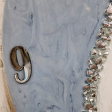 ساعت دیواری رزینی سفید آبی سایز 60 با اعداد اصلی برجسته از نمای نزدیک تر