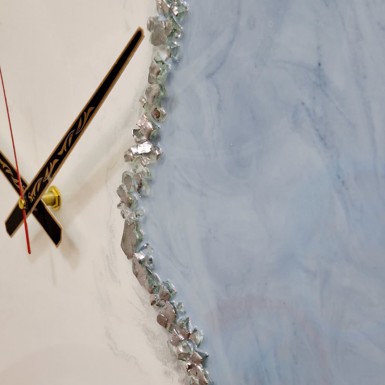 ساعت دیواری رزینی سفید آبی سایز 60 با اعداد اصلی برجسته از نمای نزدیک تری