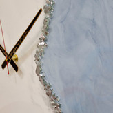 ساعت دیواری رزینی سفید آبی سایز 60 با اعداد اصلی برجسته از نمای نزدیک تری