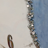 ساعت دیواری رزینی سفید آبی سایز 60 با اعداد اصلی برجسته از نمای دیگر